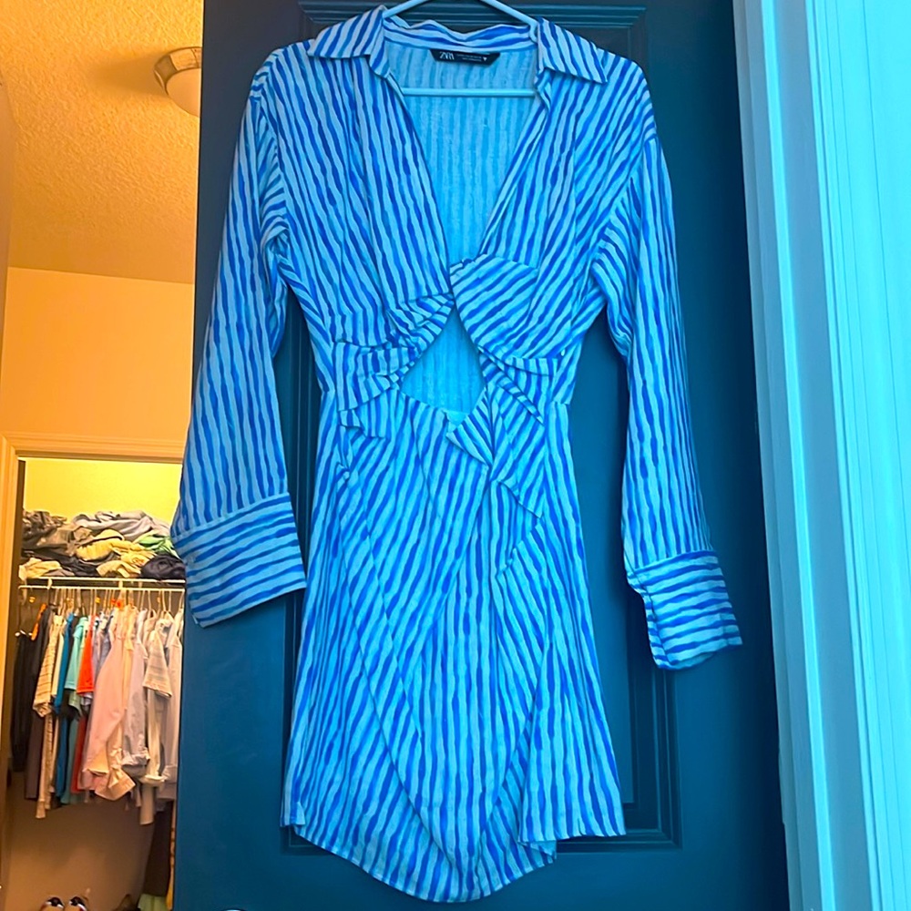 Zara cut out, long sleeve dress size XS.  No tags but never worn!  Brand new.